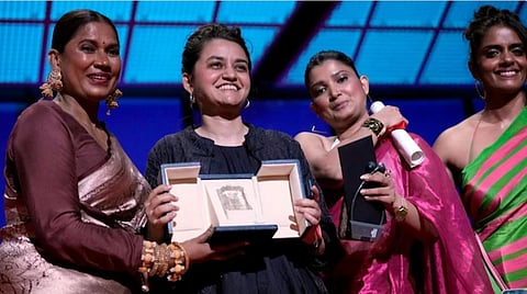 कान्स चित्रपट महोत्सवामध्ये भारतीय चित्रपट 'ऑल वुई इमॅजिन ॲज लाइट'ने ग्रँड प्रिक्स पाल्मे डी' पुरस्कार जिंकला.