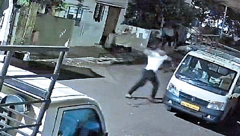 कोल्हापूर : राजेंद्रनगरात 10 वाहनांची तोडफोड; दगडफेक करत तलवारी नाचवल्या