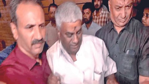 आमदार रेवण्णांना अटक