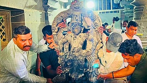 पंढरपूरच्या विठ्ठल मंदिरातील तळघरात सापडलेली पुरातन दगडी मूर्ती