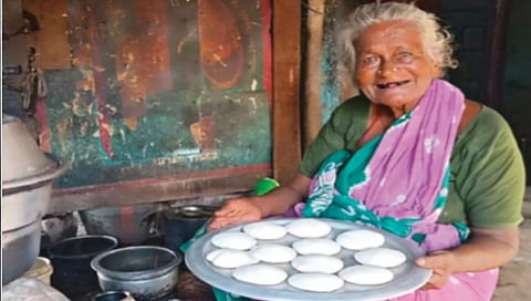 लोकांच्या भुकेसाठी दोन रुपयांना इडली विकणारी आजी!
