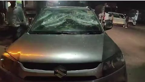 अमेठीमधील काँग्रेस कार्यालयावर अज्ञात हल्लेखोरांनी हल्ला केला. कार्यालयाच्या बाहेर उभ्या असलेल्या वाहनांची तोडफोड केली.