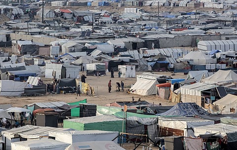 इस्त्रायली सैन्य दक्षिण गाझा पट्टीतील इजिप्तच्या सीमेला लागून असलेल्या रफाह शहरामध्ये लष्कर कारवाईसाठी सज्ज झाले आहे.