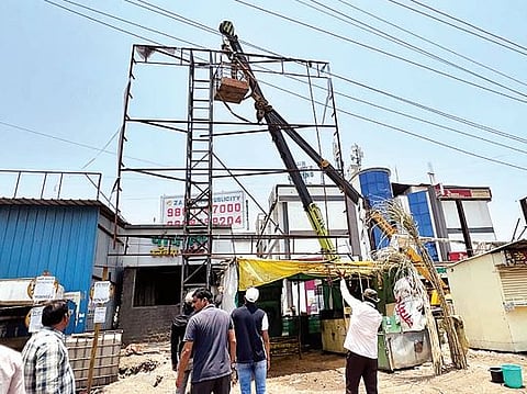 चाकणला अनधिकृत होर्डिंगवर कारवाई; लोखंडी सांगाडे हटवले