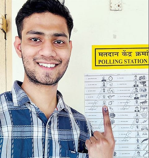 लोकशाहीसाठी तरुण जर्मनीहून थेट पुण्यात; बजावला मतदानाचा हक्क