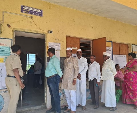 भांबवडे येथे ईव्हीएम मशीन पडले बंद; मतदान प्रकिया दीड तास खोळंबली