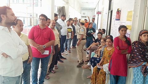 दुपारनंतर मतदारराजाची केंद्रांवर गर्दी; सायंकाळी केंद्रांबाहेर रांगा