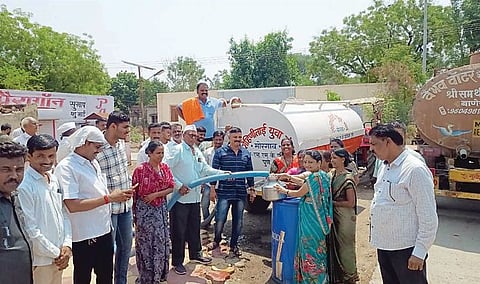 मोरगावला टँकरने पाणीपुरवठा; एस. एम. के. फाउंडेशन, रोहिणीताई युवा मंचचा पुढाकार