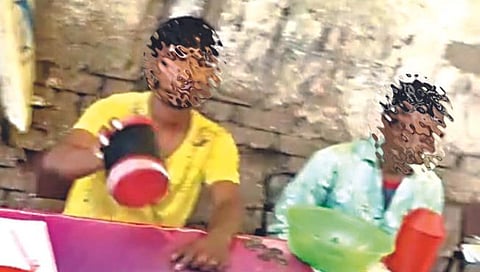 नाशिक : भररस्त्यात टेबल मांडून खुलेआम सुरु असलेला जुगार अड्डा.