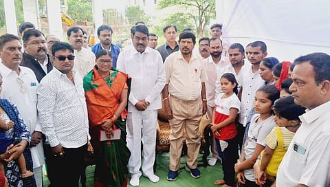 रामदास आठवले यांनी घेतली नाशिकच्या साळवे कुटुंबाची सांत्वनपर भेट