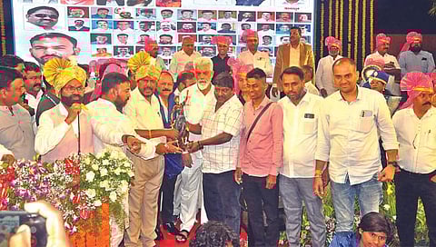 नाशिक : केंद्रीय राज्यमंत्री रामदास आठवले यांना न्यायदेवतेची मूर्ती देऊन नागरी सत्कार करताना रिपाइंचे पदाधिकारी. समवेत पालकमंत्री दादा भुसे, अजय बोरस्ते, प्रकाश लोंढे आदी. (छाया : रुद्र फोटो)