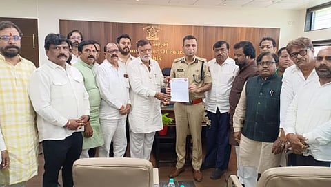 नाशिक : आरोपींवर कारवाई करावी, या मागणीचे निवेदन संदीप कर्णिक यांना देताना राजाभाऊ वाजे. दत्ता गायकवाड, सुधाकर बडगुजर, विलास शिंदे