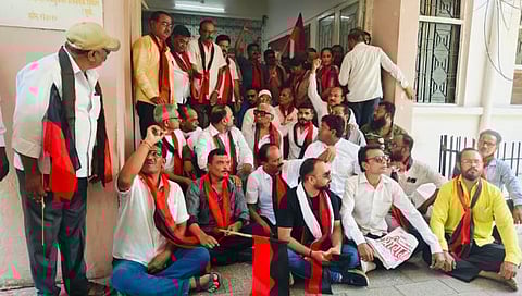 धुळे : अनिल गोटे यांच्या आंदोलनाच्या दणक्यानंतर सार्वजनिक बांधकाम विभागाला खडबडून जाग