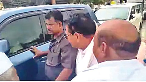 नाशिक : राज ठाकरे यांच्या भेटीसाठी गाडीकडे जात असलेले बबन घोलप.