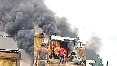 चांदवड : मंगरूळ येथे गॅस सिलिंडर स्फोटात दुकानाला लागलेली आग. (छाया : सुनील थोरे)