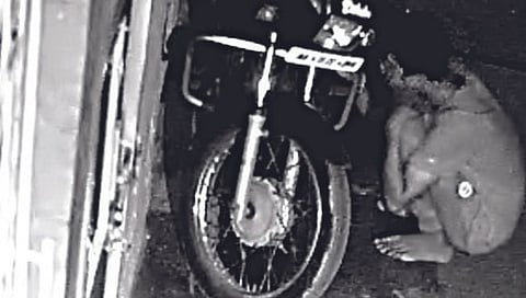 सिडको : सावरकर चौकात मध्यरात्री दुचाकीतून पेट्रोल चोरताना सीसीटिव्हीत चित्रीत झालेला तरुण.