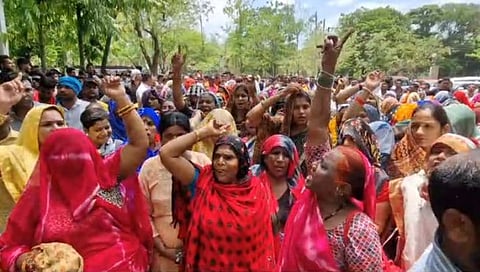 Jalgaon | दुहेरी हत्याकांडातील फरार आरोपींच्या अटकेसाठी महिलांचा जिल्हाधिकारी कार्यालयावर मोर्चा