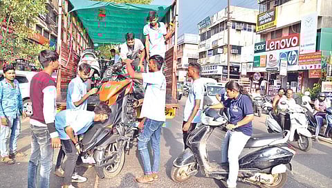 नाशिकमध्ये महिनाभरात हजारांवर वाहनं ‘टोइंग’, बेशिस्त वाहनचालकांना ६.७१ लाखांचा दणका
