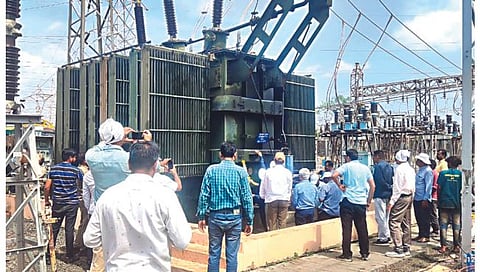 एकलहरे : येथील उपकेंद्रामधील बदलण्यात आलेला ट्रान्सफॉर्मर.