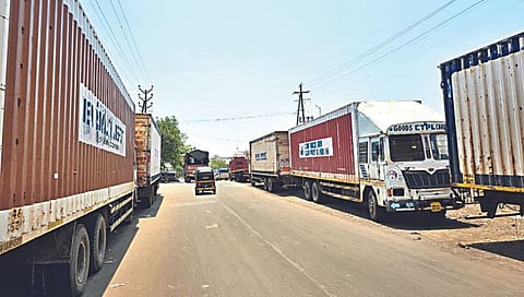 सिडको : अंबड औद्योगिक वसाहतीत रस्त्यालगत उभ्या केलेल्या कंटेनरमुळे वाहतुकीस पुरेसा रस्ता उरलेला नसून, वाहतूक कोंडीला निमंत्रण मिळत आहे.