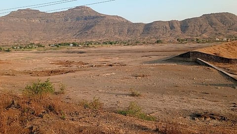 देवळा तालुक्यातील वार्शी धरण कोरडेठाक पडलेले(छाया-सोमनाथ जगताप )