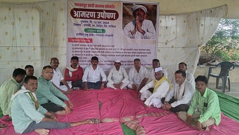 देवळा : झाडी धरणात चणकापूर वाढीव उजव्या कालव्याद्वारे पूरपाणी सोडण्यात यावे या मागणीसाठी सांगवी येथे उपोषणाला बसलेले हरीसिंग ठोके, संजय दहिवडकर, सतीश ठाकरे आदी (छाया ; सोमनाथ जगताप)