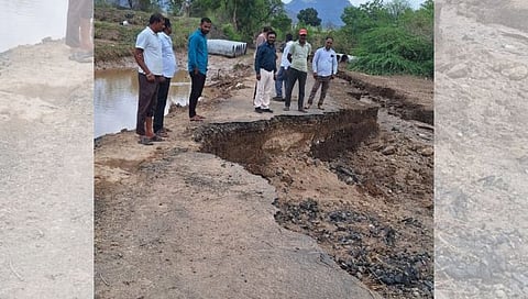 देवळा : खर्डे येथे झालेल्या मुसळधार पावसामुळे वाहून गेलेल्या दोडी धरण ते जाधव वस्तीकडे जाणाच्या रस्त्याची पाहणी करतांना इ व द चे शाखा अभियंता राजेंद्र चव्हाण समवेत शेतकरी (छाया : सोमनाथ जगताप)