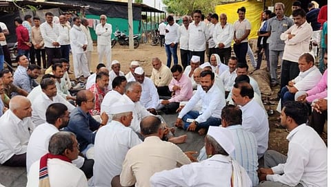 देवळा : तिसगाव येथे वीज पडून मृत्यू मुखी पडलेल्या आकाश देवरे व कांदा शेड खाली दाबल्या गेल्याने मयत झालेल्या देविदास आहेर यांच्या घरी जाऊन कुटुंबातील सदस्यांचे सांत्वन करतांना खासदार भास्कर भगरे, माजी आमदार शिरीष कुमार कोतवाल, तहसीलदार मिलिंद कुलकर्णी आदी. (छाया : सोमनाथ जगताप)