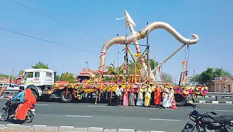 देशातील सर्वात मोठे धनुष्य अयोध्येच्या वेशीवर!