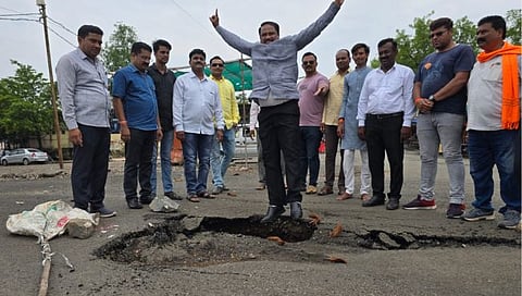 शिवसेना उद्धव बाळासाहेब ठाकरे शिवसेना गटाने अनोखे आंदोलन करत खड्ड्यात उडी मारून प्रशासनाचे लक्ष वेधले.