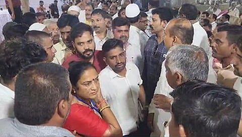 धुळे : दोन इव्हीएम मशिनचे डिस्प्ले बंद असल्याचे निवडणूक अधिकाऱ्यांनी सांगितल्यानंतर चर्चाविनिमय करताना कॉग्रेसच्या उमेदवार डॉ. शोभा बच्छाव, कुणाल पाटील, माजी आमदार शिरीष कोतवाल.