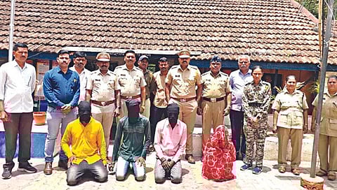 नांदगाव : लिपिकाच्या खून प्रकरणात चौघा संशयितांना अटक करणारे पोलिस निरीक्षक प्रीतम चौधरी यांच्यासह पथक. (छाया . सचिन बैरागी)