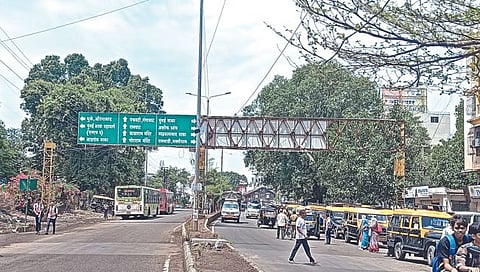 दिंडोरी नाका येथे पिलरला जोडलेली नसलेली धोकादायक दिशादर्शक कमान. (छाया : गणेश बोडके)