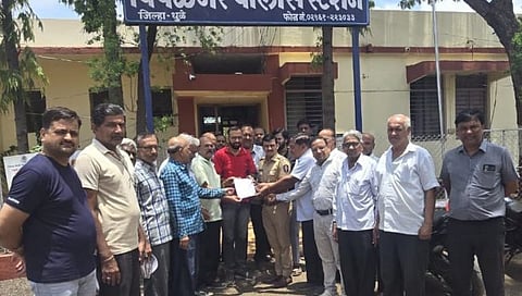 पिंपळनेर : जैन समाजाच्या वतीने अपर तहसीलदार व सहाय्यक पोलीस निरीक्षक यांना लेखी निवेदन देताना समाजबांधव. (छाया: अंबादास बेनुस्कर)