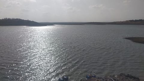 दिंडोरी : येथील ओझरखेड धरणात तलाळी गेलेला पाणीसाठा. (छाया : अशोक निकम)