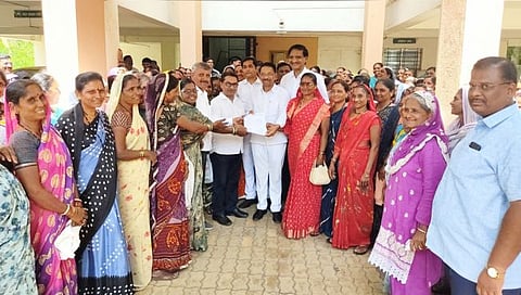 जळगाव तालुक्यातील बचतगटाच्या शेकडो महिलांची ‘डीआरडीए’च्या कार्यालयाला धडक