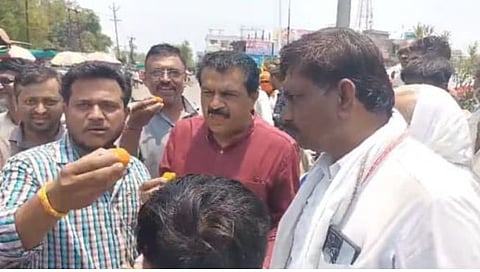 जळगाव : “बुंदी संपली रे…..” म्हणणाऱ्या विरोधकांमध्ये लाडूवाटप करुन खडसे समर्थकांचे प्रतिउत्तर