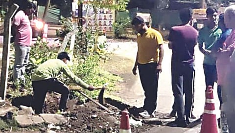 सिडको : खोडे मळ्यात गॅस पाइपलाइन लिकेज दुरुस्ती करताना कर्मचारी.