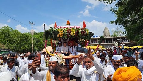 जळगाव : हरिनामाचा जयघोषत आदिशक्ती मुक्ताबाई पंढरपूरच्या विठुरायाच्या भेटीला