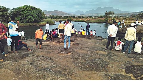 इगतपुरी : बुडालेल्या व्यक्तीचा मृतदेह काढताना पोलिस व ग्रामस्थ.