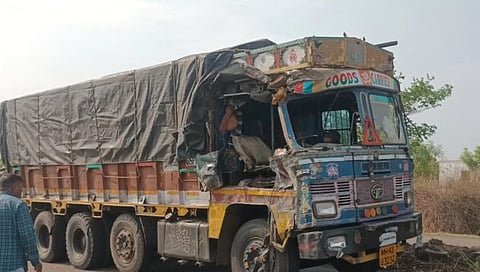 Nashik Accident News | लक्झरी बस-ट्रक अपघातात एक ठार, सहा जखमी