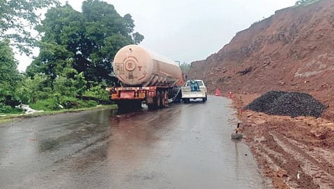 गॅस टँकर पलटी झाल्याने कोल्हापूर-रत्नागिरी मार्ग सहा तासानंतर पूर्ववत