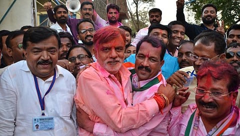 नाशिक : लोकसभा मतदार संघातील उमेदवार राजाभाऊ वाजे आणि दिंडोरीतील उमेदवार भास्कर भगरे यांनी विजयानंतर एकमेकांना आलिंगन देत शुभेच्छा दिल्या. यावेळी उपस्थित महाविकास आघाडीचे पदाधिकारी आणि कार्यकर्त्यानी इंडिया आघाडीच्या नावाने एकच जल्लोष करत परिसर दणाणून सोडला. (छाया : हेमंत घोरपडे)