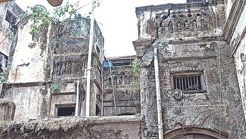 पंचवटी : येथील अनेक भागांमध्ये अशा पद्धतीने नागरिक राहात असलेले धोकादायक वाडे. (छाया : गणेश बोडके)