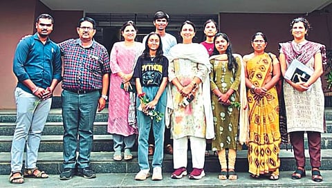 नाशिक : सुपर- ५० उपक्रमाच्या माध्यमातून यशस्वी झालेल्या विद्यार्थ्यांसमवेत जिल्हा परिषद मुख्य कार्यकारी अधिकारी आशिमा मित्तल. समवेत नाशिक तालुका गटविकास अधिकारी सोनिया नाकाडे आदी.