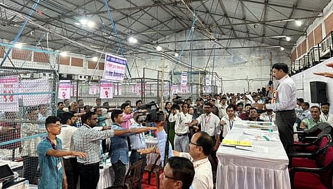 मतमोजणीपूर्वी कर्मचारी-उमेदवार प्रतिनिधी यांना शपथ देण्यात आली.