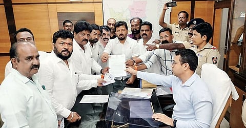 कचरा प्रकल्पाची वादग्रस्त निविदा रद्द करा; शिवसेनेचा अतिरिक्त आयुक्तांना घेराव