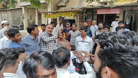 पिंपळनेर : पाणीसमस्या घेऊन ग्रामस्थांचा थेट सरपंचाच्या घरावर मोर्चा