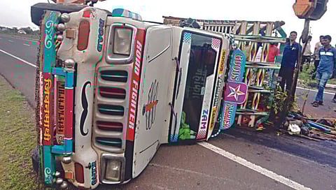 सिन्नर : अपघातग्रस्त पीकअप वाहन.