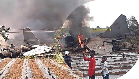 निफाड : शिरसगाव शिवारात तांत्रिक बिघाडानंतर द्राक्षबागेत कोसळलेल्या सुखोई विमानाला लागलेली आग. (छाया: दीपक श्रीवास्तव)